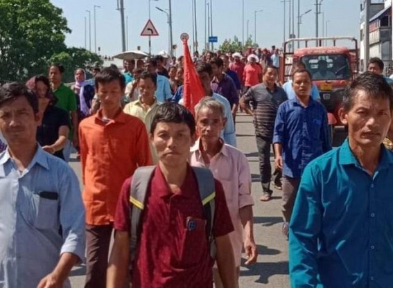 CPI-M’s massive Rally : Flyover Captured by Rally Participants, massive Traffic Jams in Agartala CPI-M’s massive Rally : Flyover Captured by Rally Participants, massive Traffic Jams in Agartala
